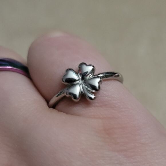 Size 8 lucky four leaf clover minimalist ring - Picture 1 of 2